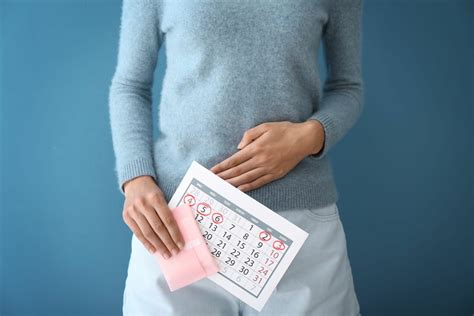 Simptomat pre-mestruale ndodhin dy javë para menstruacioneve dhe kanë të bëjnë më ndryshimet fizike dhe emocionale që mund të ndjesh. . Menstruacionet me te vjella